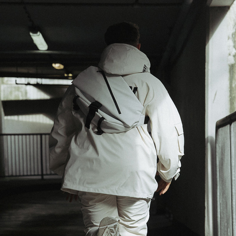 SUBTLE MAINSTREET Ranger Crossbody Bag採用高強度防潑水尼龍材質，輕便耐用