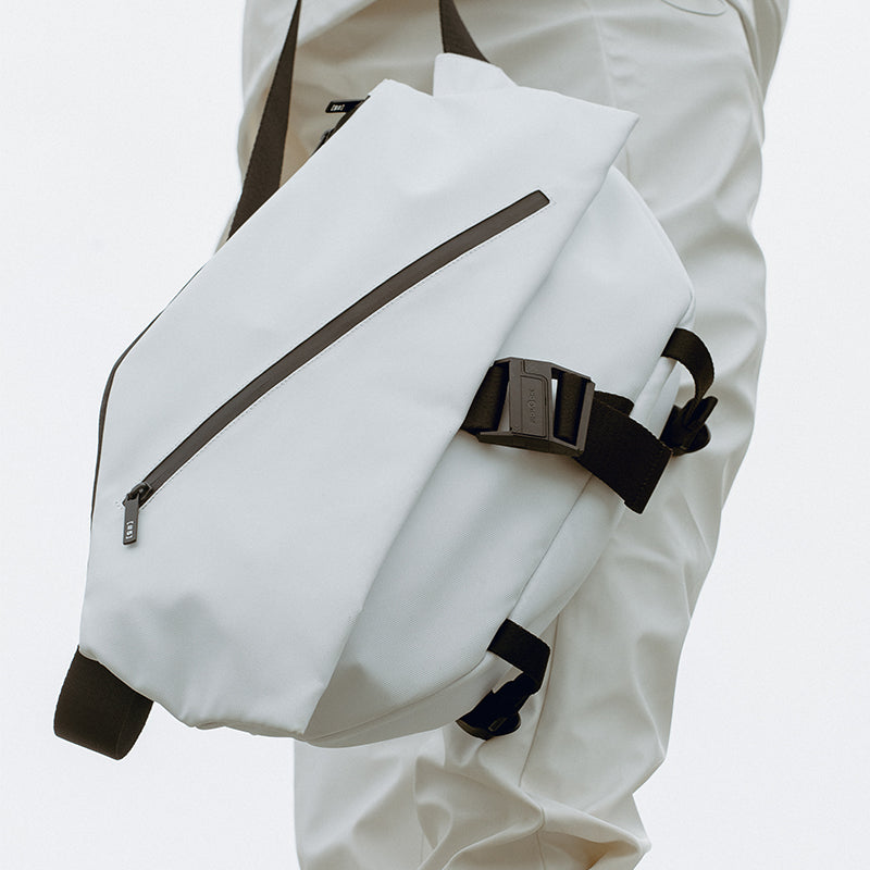 SUBTLE MAINSTREET Ranger Crossbody Bag採用高強度防潑水尼龍材質，輕便耐用