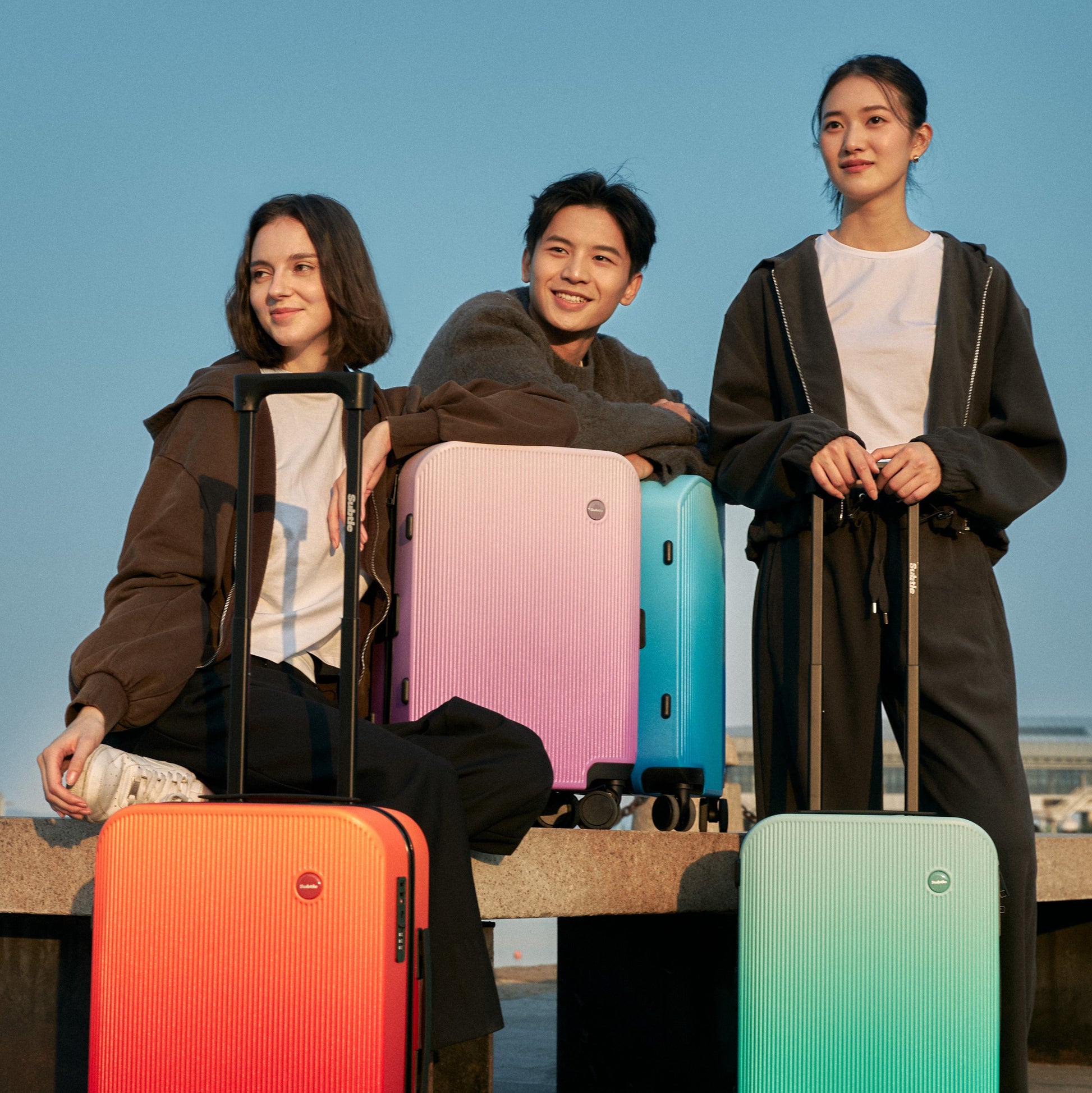 SUBTLE Gradient Luggage 模特實物圖