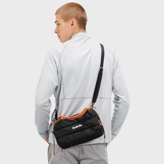 展示手提、單肩背與斜挎三種使用方式。