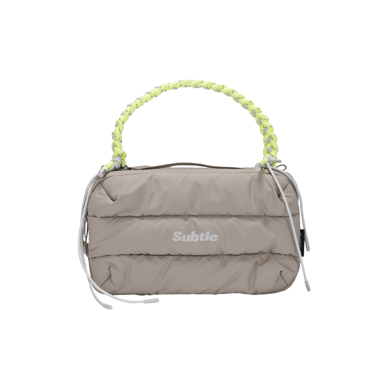 SUBTLE 泡芙包灰色款展示，柔軟雲朵設計與防潑水材質。