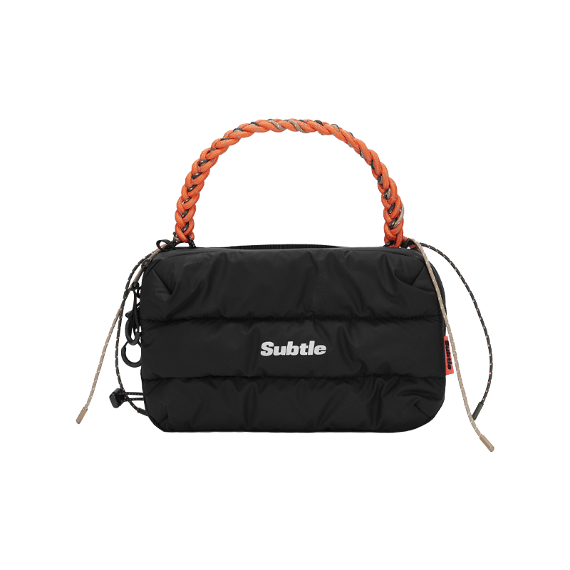 SUBTLE 泡芙包黑色款展示，柔軟雲朵設計與防潑水材質。