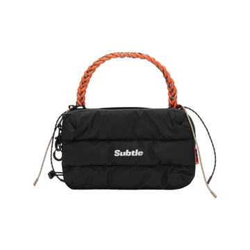 SUBTLE 泡芙包黑色款展示，柔軟雲朵設計與防潑水材質。