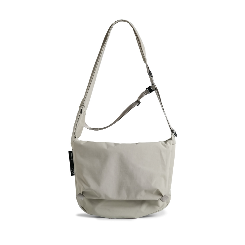 BITPLAY Essential 6.5L Messenger Bag 灰色款，展示防潑水與輕量設計