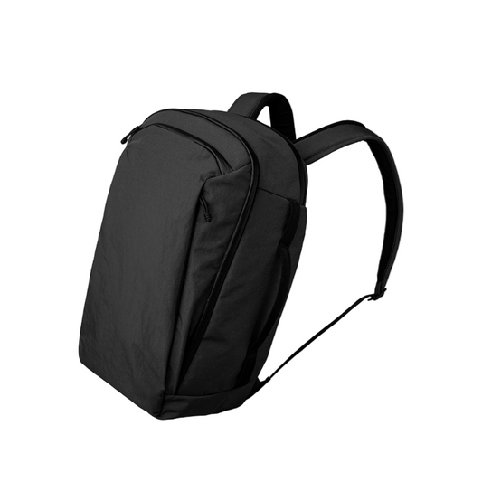 ALPAKA Traverse Backpack 30L 黑色款，展示其時尚設計與高耐用 Axoflux 400D 防撕裂尼龍材質。