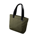 ALPAKA Flight Tote (L) 綠色款，展示其大容量設計與耐用材質。