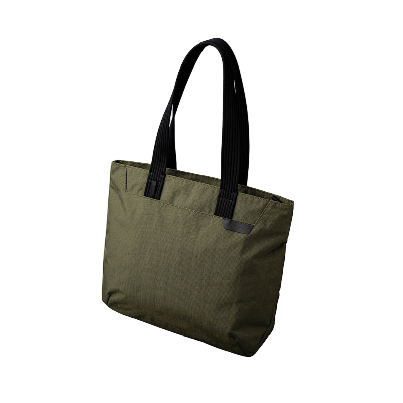 ALPAKA Flight Tote (M)綠色款，展示其時尚外觀與大容量收納設計。