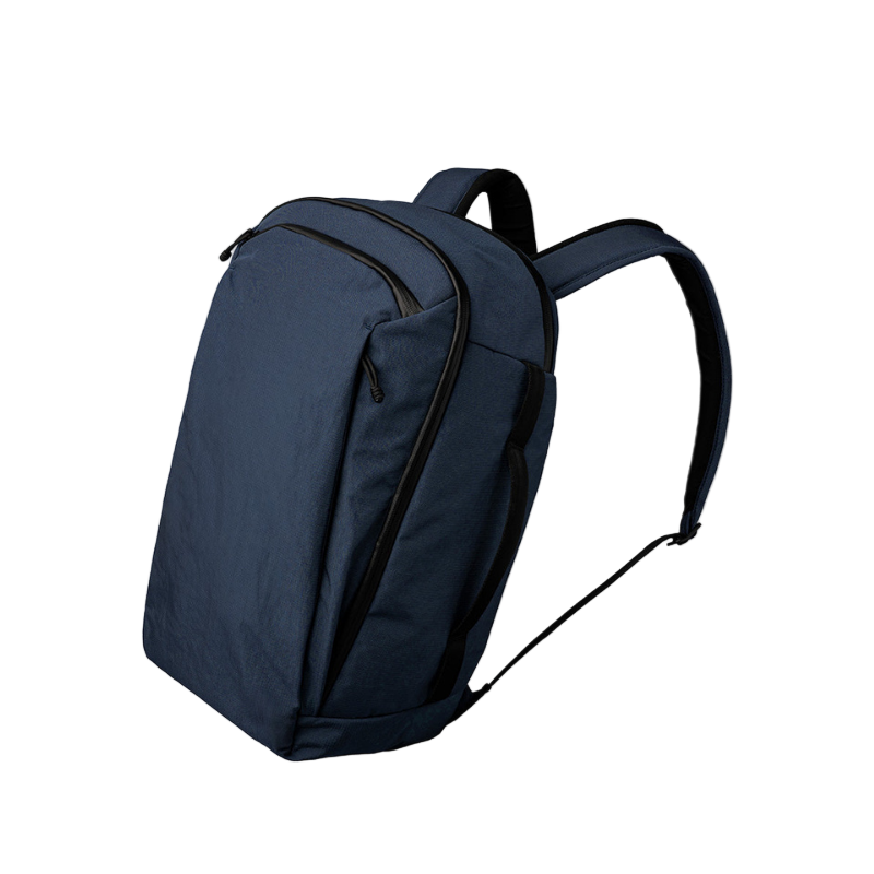 ALPAKA Traverse Backpack 30L 藍色款，展示其時尚設計與高耐用 Axoflux 400D 防撕裂尼龍材質。