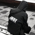 SUBTLE AWAY Raincoat 全天候防水防風風衣，背部絲印展現自由旅行風格。