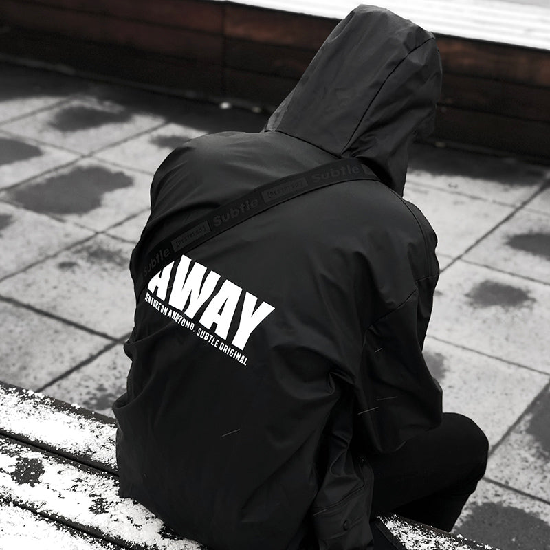 SUBTLE AWAY Raincoat 全天候防水防風風衣，背部絲印展現自由旅行風格。