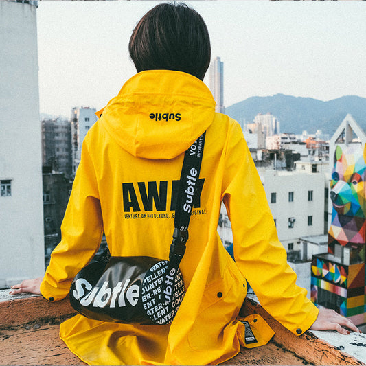 SUBTLE AWAY Raincoat 全天候防水防風風衣，背部絲印展現自由旅行風格。