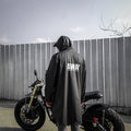 SUBTLE AWAY Raincoat 全天候防水防風風衣，採用高級橡膠塗層面料與雙層超聲波焊接技術，背部絲印展現自由旅行風格。