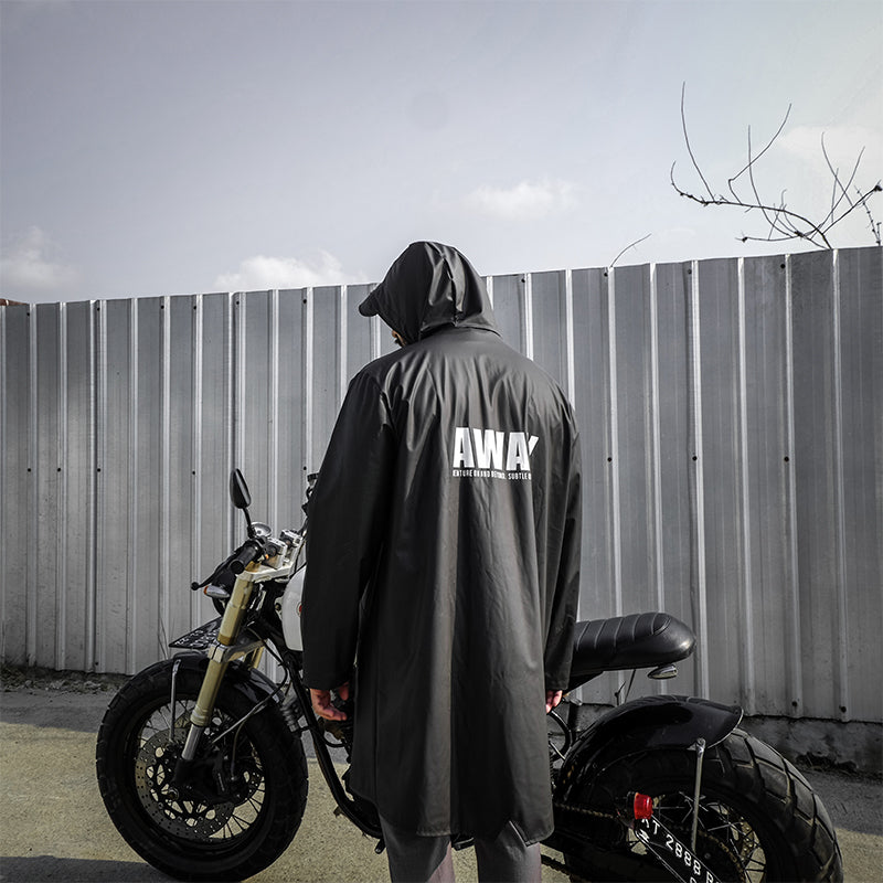SUBTLE AWAY Raincoat 全天候防水防風風衣，採用高級橡膠塗層面料與雙層超聲波焊接技術，背部絲印展現自由旅行風格。