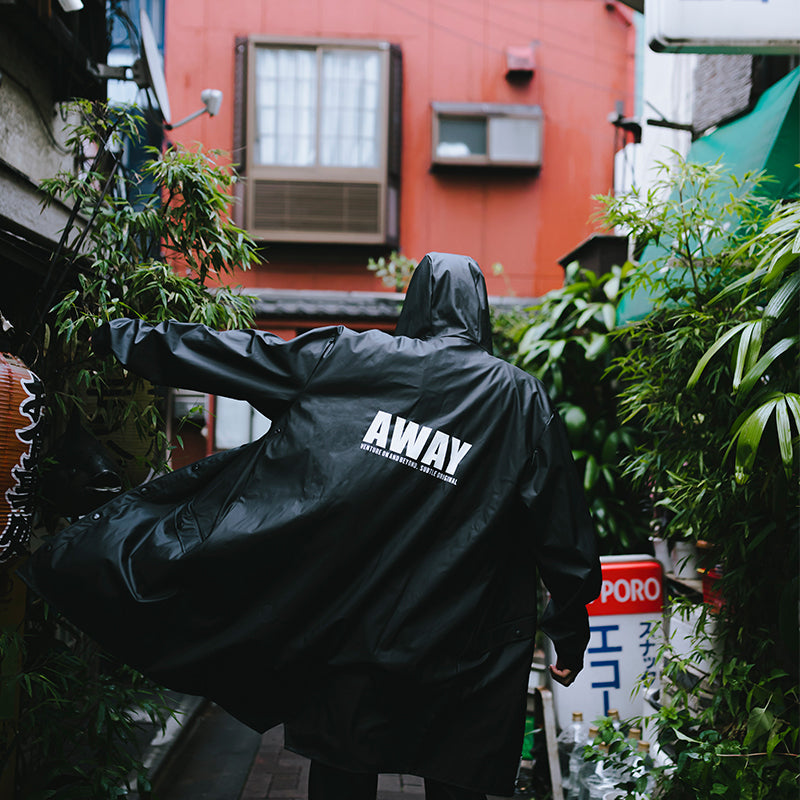 SUBTLE AWAY Raincoat 全天候防水防風風衣，採用高級橡膠塗層面料與雙層超聲波焊接技術，背部絲印展現自由旅行風格。