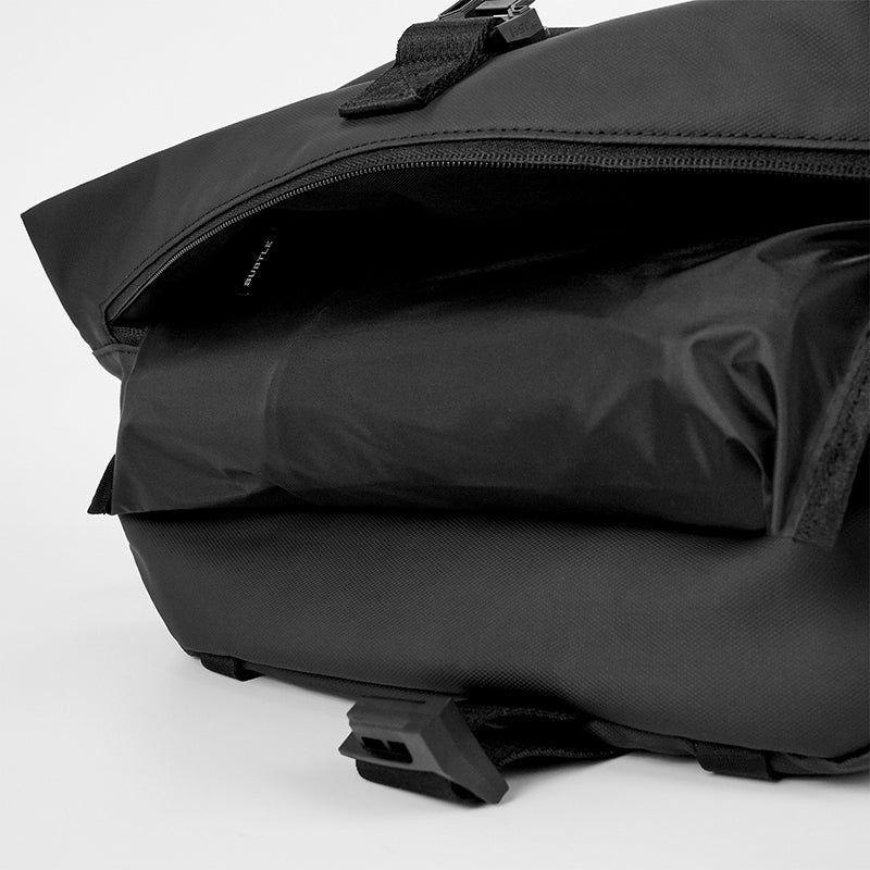 SUBTLE MAINSTREET Ranger Crossbody Bag多隔層設計，有效收納日常用品，如手機、卡片及鑰匙
