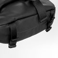 SUBTLE MAINSTREET Ranger Crossbody Bag可調節底部懸掛帶，方便攜帶雨傘或水瓶