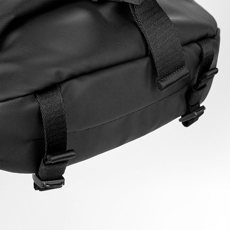 SUBTLE MAINSTREET Ranger Crossbody Bag可調節底部懸掛帶，方便攜帶雨傘或水瓶