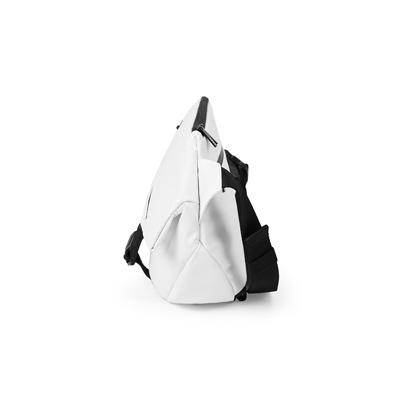 SUBTLE MAINSTREET Ranger Crossbody Bag內置乾濕分離口袋，保持物品整潔分區
