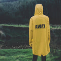 SUBTLE AWAY Raincoat 全天候防水防風風衣，採用高級橡膠塗層面料與雙層超聲波焊接技術，背部絲印展現自由旅行風格。