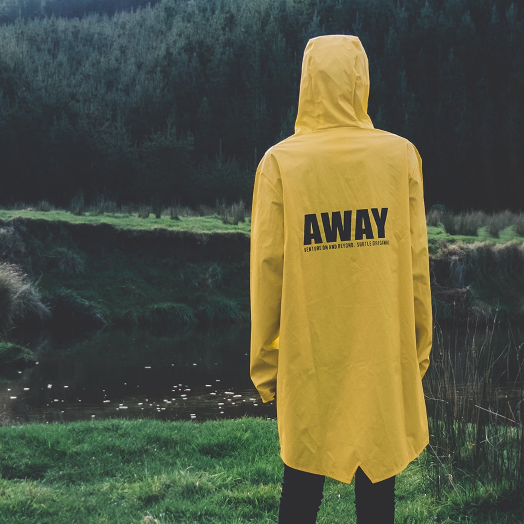 SUBTLE AWAY Raincoat 全天候防水防風風衣，採用高級橡膠塗層面料與雙層超聲波焊接技術，背部絲印展現自由旅行風格。