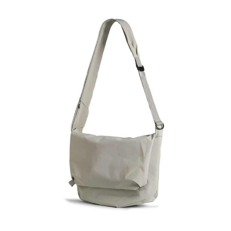 BITPLAY Essential 6.5L Messenger Bag 灰色款，展示防潑水與輕量設計