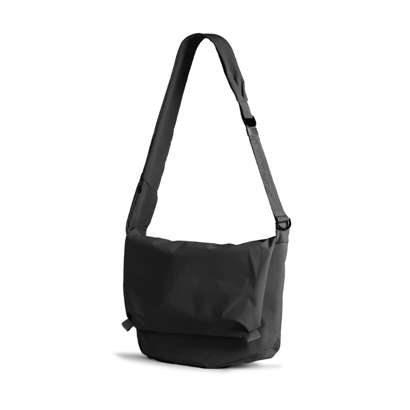 BITPLAY Essential 6.5L Messenger Bag 黑色款，展示防潑水與輕量設計。