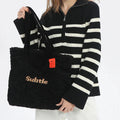 模特手提 SUBTLE CURE Tote Bag，配搭日常穿搭展現文藝風格