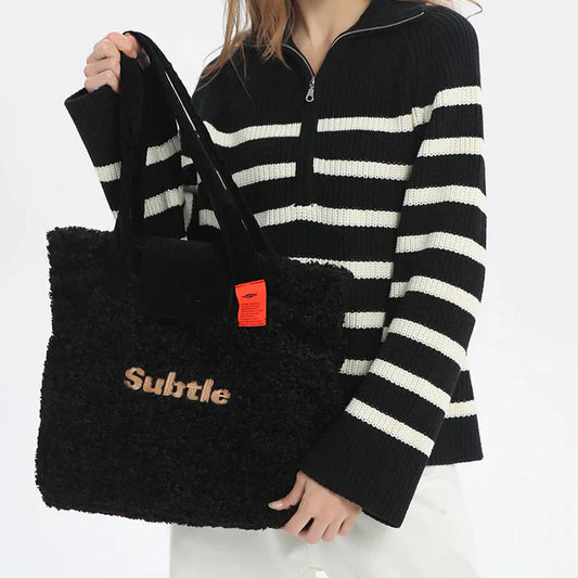 模特手提 SUBTLE CURE Tote Bag，配搭日常穿搭展現文藝風格