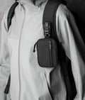 ALPAKA HUB Pouch Pro 與 HUB 鑰匙扣兼容，可固定於腰帶或背包上，方便攜帶