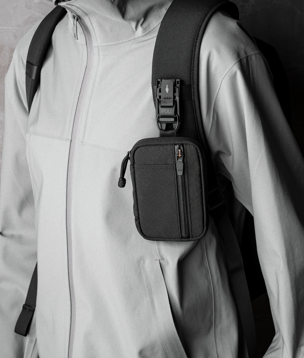 ALPAKA HUB Pouch Pro 與 HUB 鑰匙扣兼容，可固定於腰帶或背包上，方便攜帶