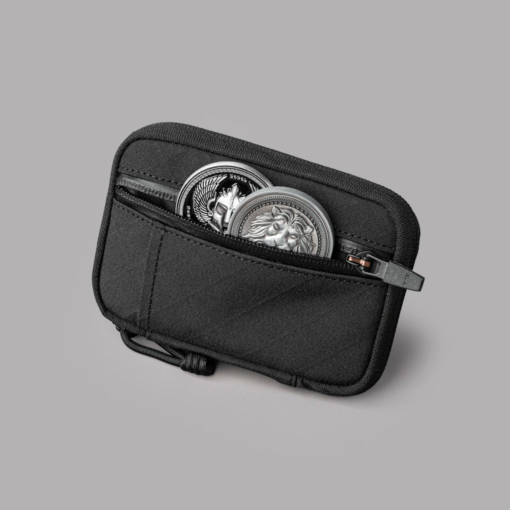 ALPAKA HUB Pouch Pro 內部設計有 6 個收納口袋與 5 個固定帶，提供高效收納方案