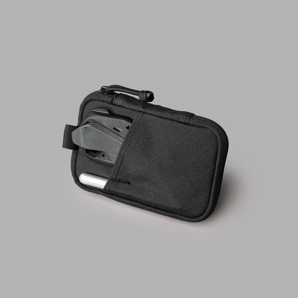 HUB Pouch Pro 採用 Axogrid 300D 防水材料，提供優越的耐用性與防水性能