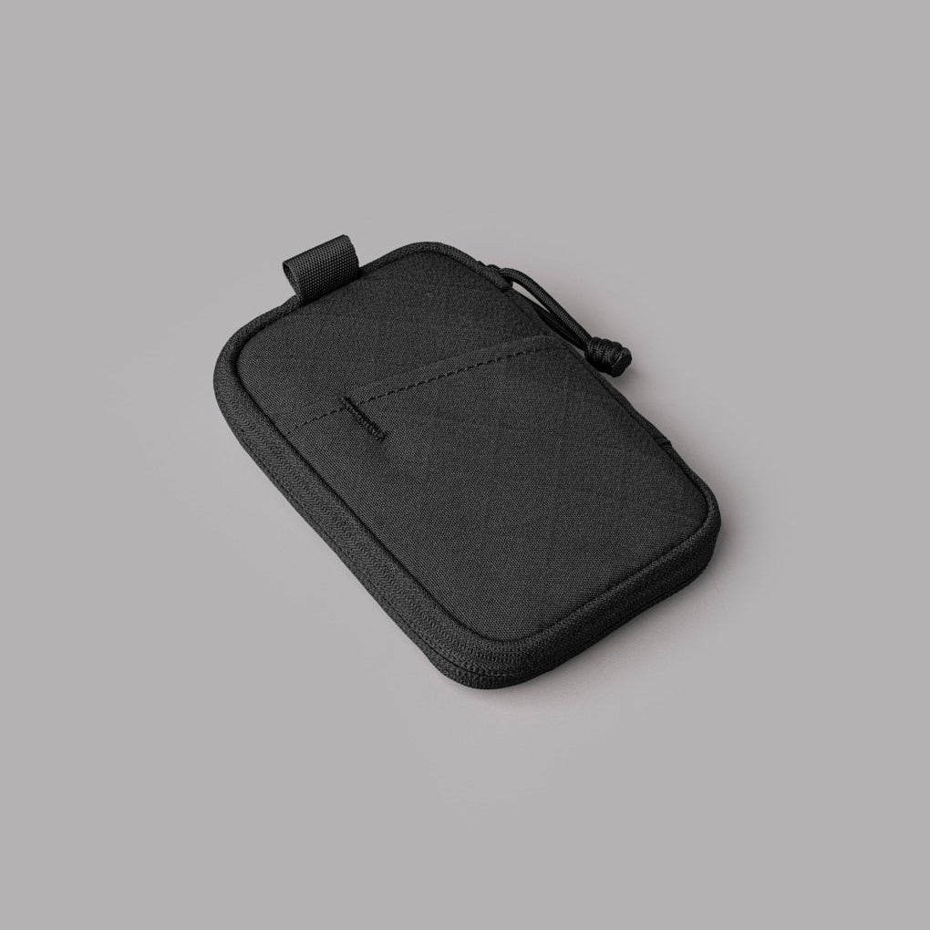 HUB Pouch Pro 採用 Axogrid 300D 防水材料，提供優越的耐用性與防水性能