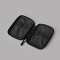 HUB Pouch Pro 採用 Axogrid 300D 防水材料，提供優越的耐用性與防水性能