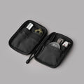 ALPAKA HUB Pouch Pro 內部設計有 6 個收納口袋與 5 個固定帶，提供高效收納方案
