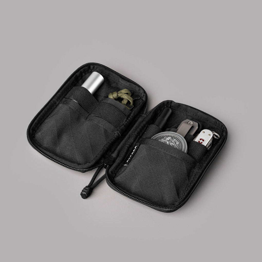 ALPAKA HUB Pouch Pro 內部設計有 6 個收納口袋與 5 個固定帶，提供高效收納方案