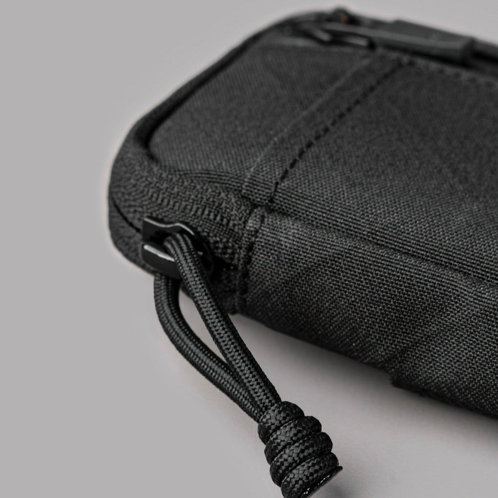 HUB Pouch Pro 採用 Axogrid 300D 防水材料，提供優越的耐用性與防水性能