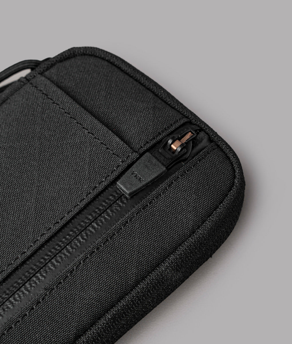 HUB Pouch Pro 採用 Axogrid 300D 防水材料，提供優越的耐用性與防水性能