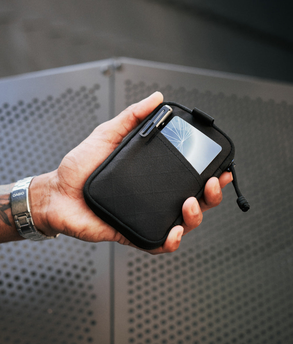 ALPAKA HUB Pouch Pro 與 HUB 鑰匙扣兼容，可固定於腰帶或背包上，方便攜帶