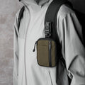 ALPAKA HUB Pouch Pro 與 HUB 鑰匙扣兼容，可固定於腰帶或背包上，方便攜帶