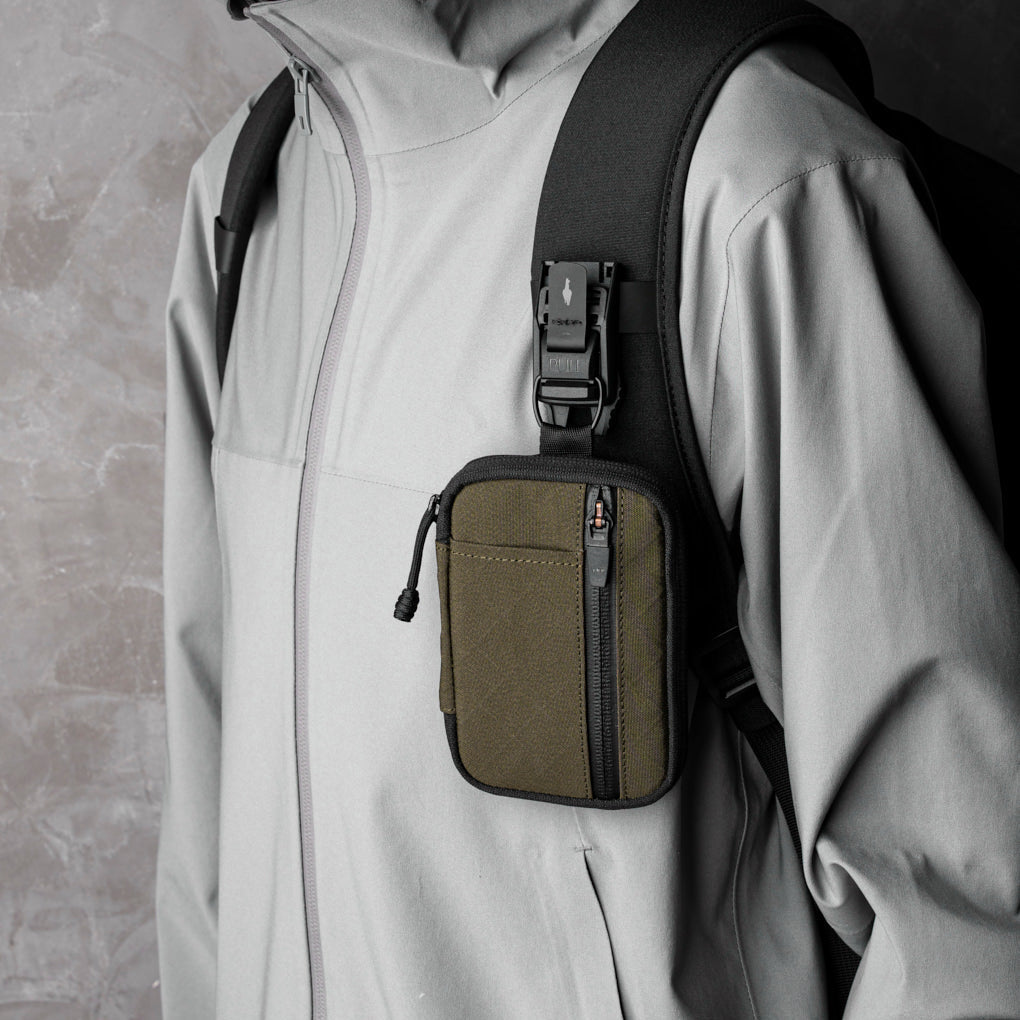 ALPAKA HUB Pouch Pro 與 HUB 鑰匙扣兼容，可固定於腰帶或背包上，方便攜帶