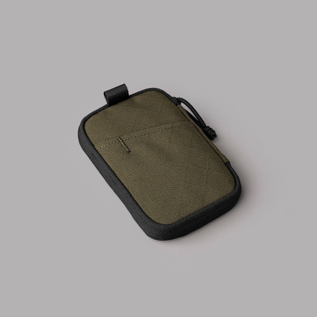 HUB Pouch Pro 採用 Axogrid 300D 防水材料，提供優越的耐用性與防水性能