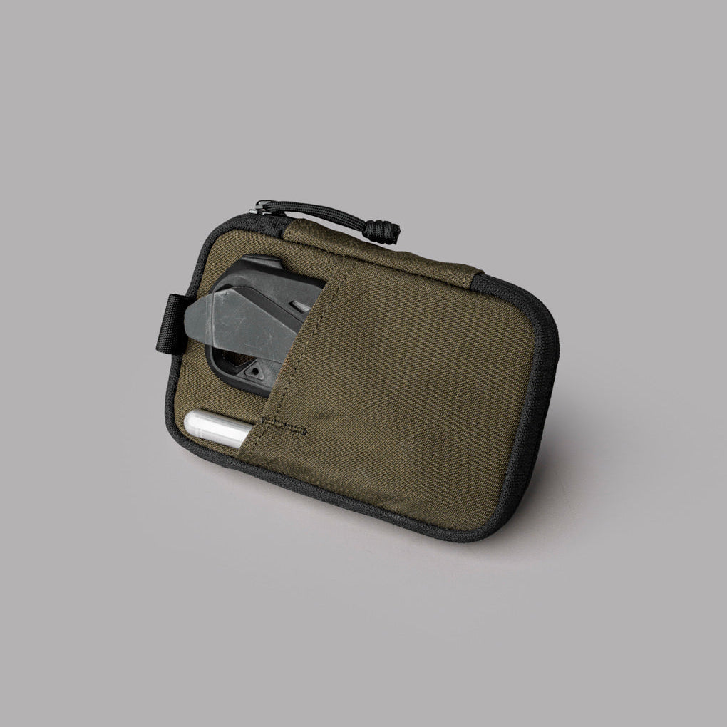 ALPAKA HUB Pouch Pro 內部設計有 6 個收納口袋與 5 個固定帶，提供高效收納方案