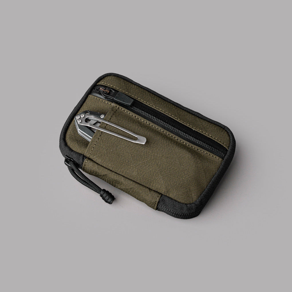 ALPAKA HUB Pouch Pro 內部設計有 6 個收納口袋與 5 個固定帶，提供高效收納方案