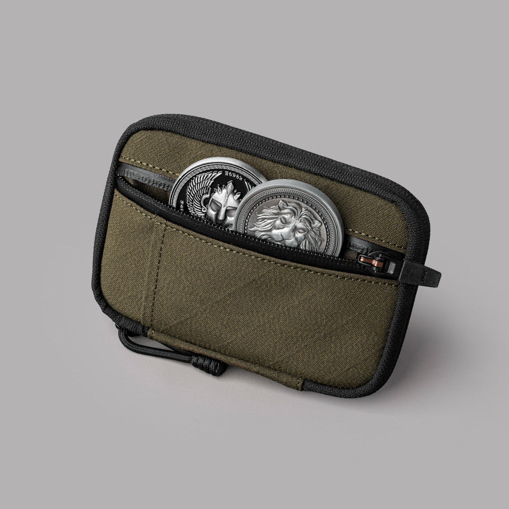ALPAKA HUB Pouch Pro 內部設計有 6 個收納口袋與 5 個固定帶，提供高效收納方案