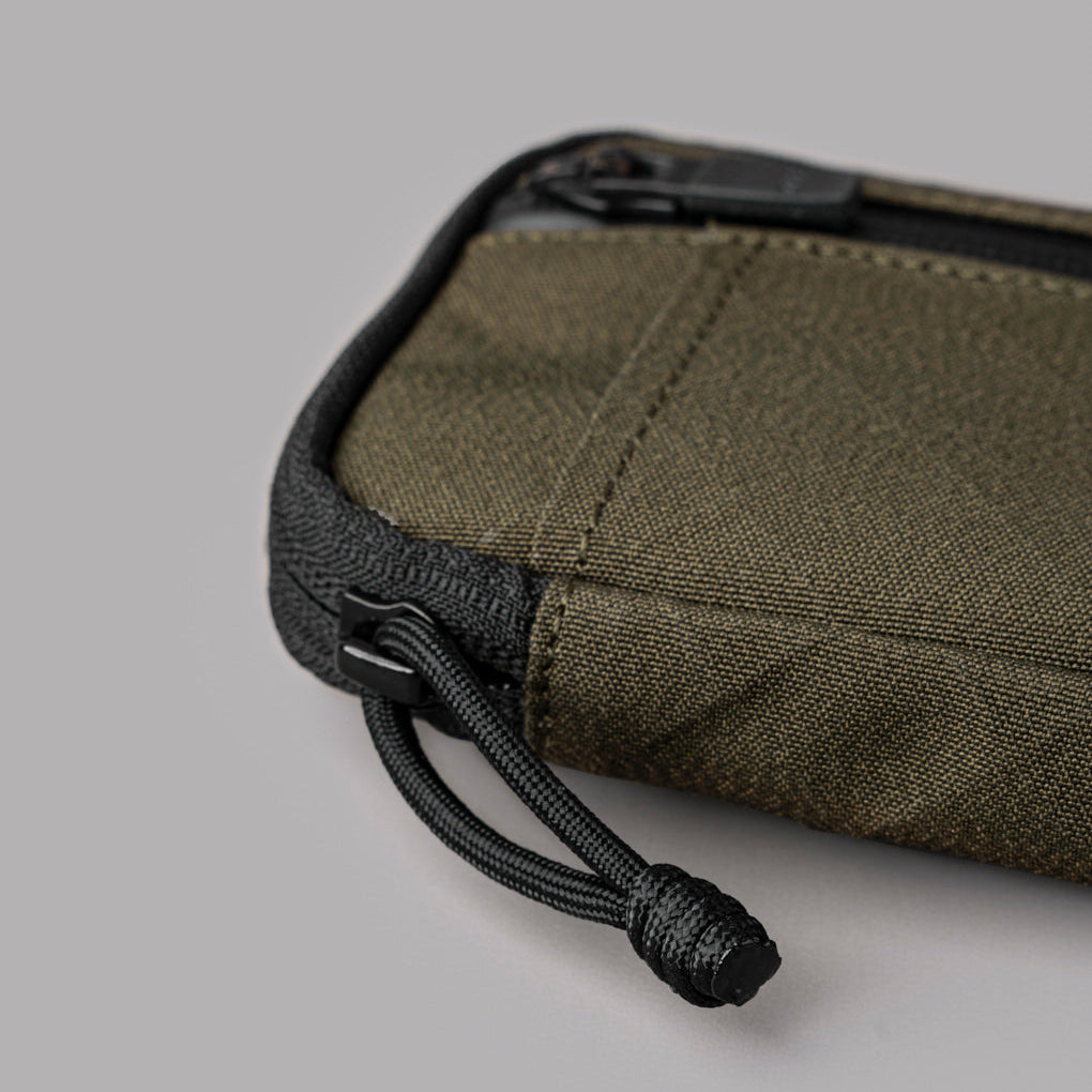 HUB Pouch Pro 採用 Axogrid 300D 防水材料，提供優越的耐用性與防水性能