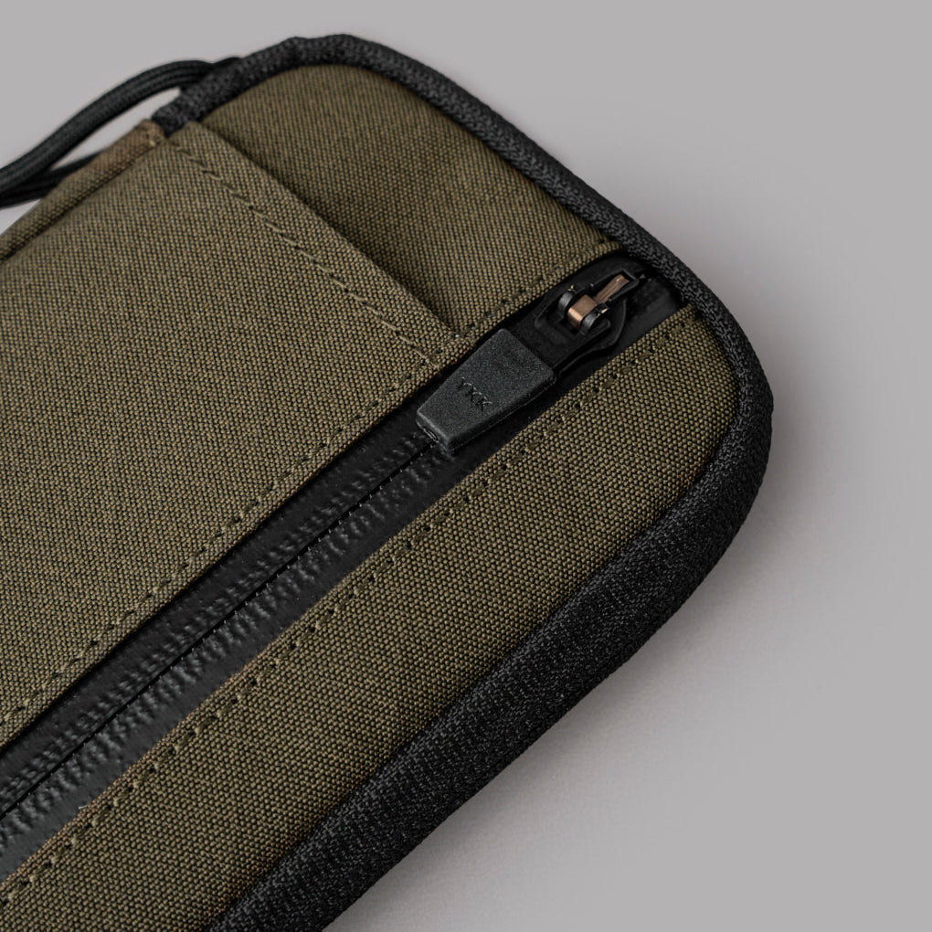 HUB Pouch Pro 採用 Axogrid 300D 防水材料，提供優越的耐用性與防水性能