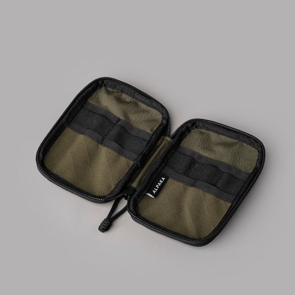 HUB Pouch Pro 採用 Axogrid 300D 防水材料，提供優越的耐用性與防水性能