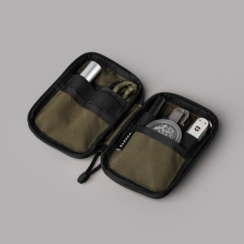 ALPAKA HUB Pouch Pro 內部設計有 6 個收納口袋與 5 個固定帶，提供高效收納方案