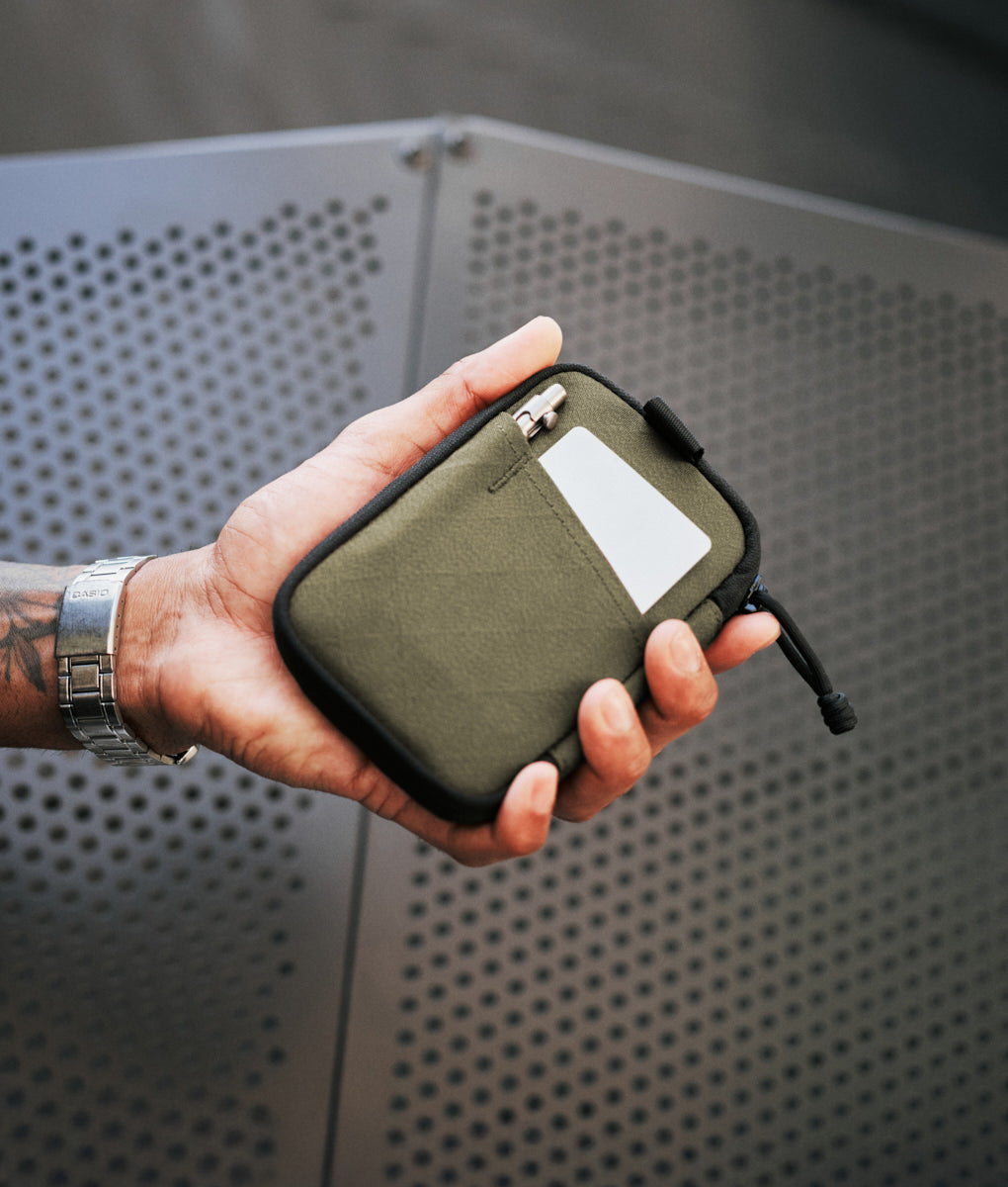 ALPAKA HUB Pouch Pro 與 HUB 鑰匙扣兼容，可固定於腰帶或背包上，方便攜帶